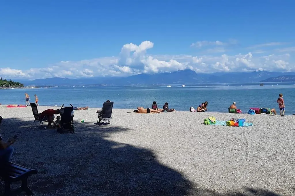 Ferienwohnung Flat Front Lake With Swimming Pool, Ground Floor Peschiera del Garda Italien