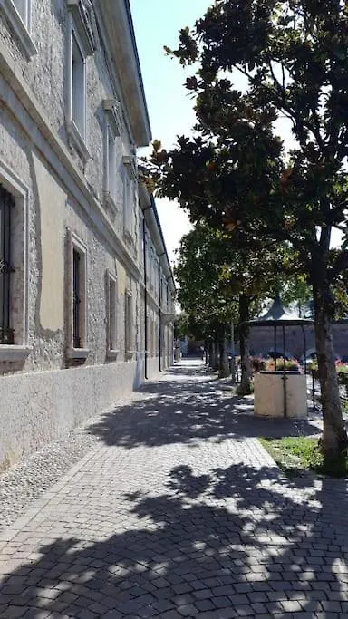 Ferienwohnung Flat Front Lake With Swimming Pool, Ground Floor Peschiera del Garda Apartment
